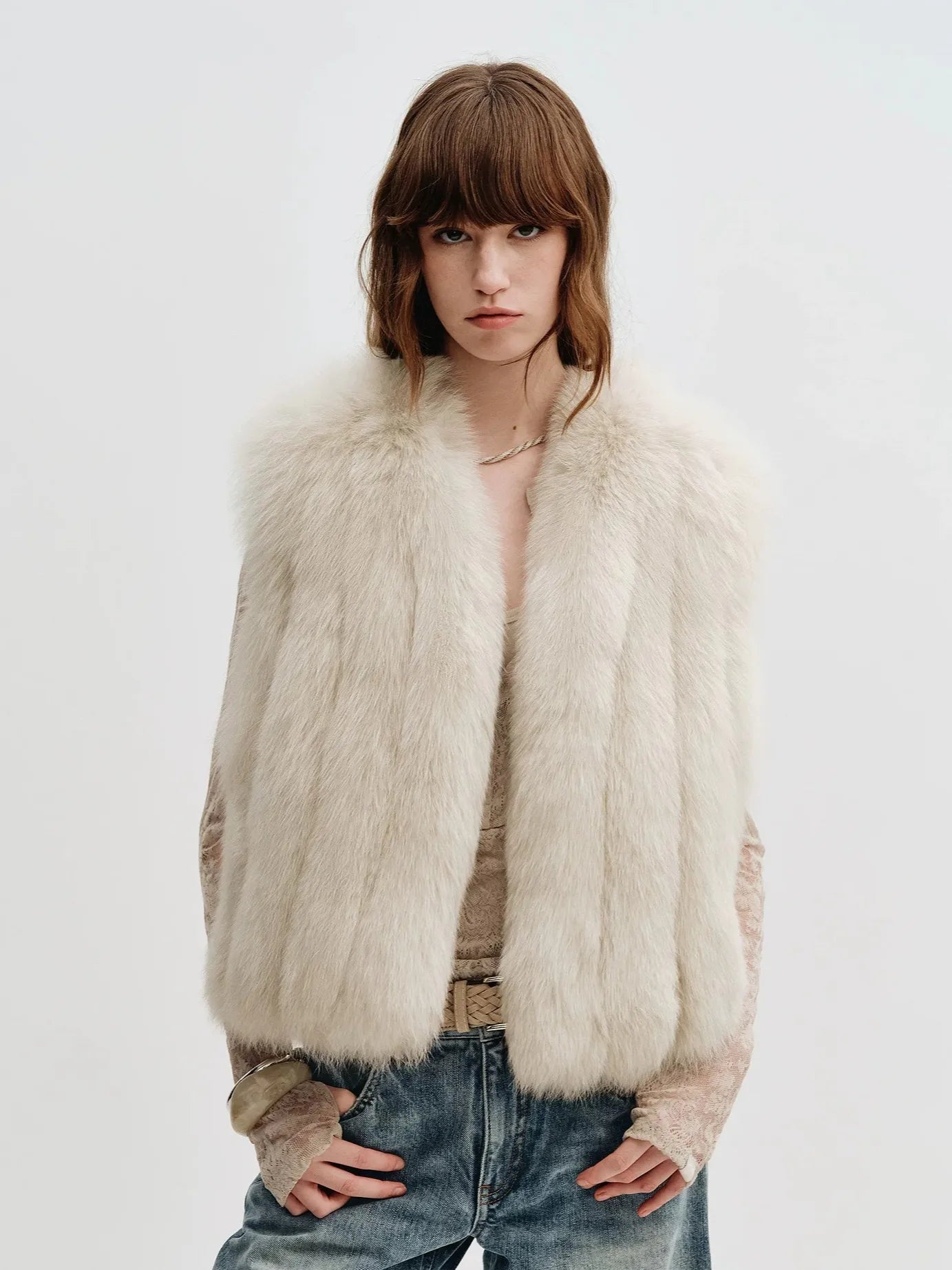 Gilet pour femme en fourrure de renard finlandais Firelady Fur – Teintes vintage personnalisées avec finitions en cuir d'agneau et silhouette à col en V