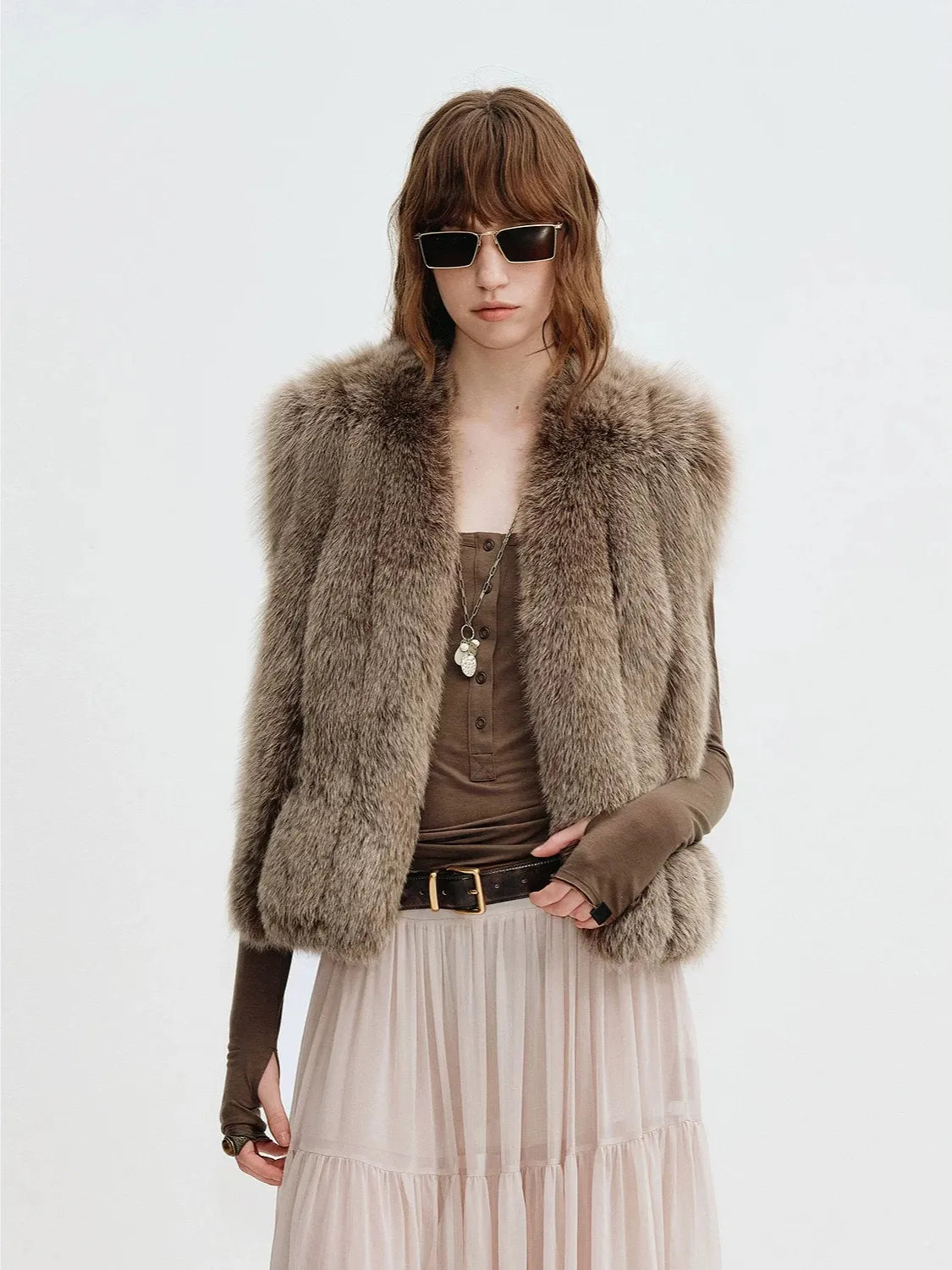 Gilet pour femme en fourrure de renard finlandais Firelady Fur – Teintes vintage personnalisées avec finitions en cuir d'agneau et silhouette à col en V