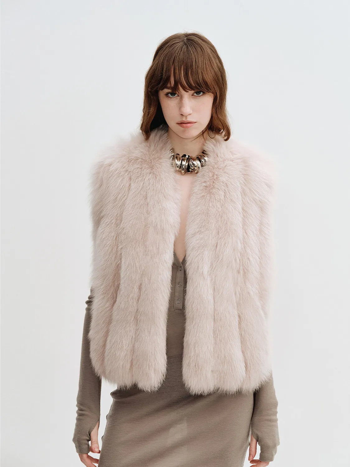 Gilet pour femme en fourrure de renard finlandais Firelady Fur – Teintes vintage personnalisées avec finitions en cuir d'agneau et silhouette à col en V