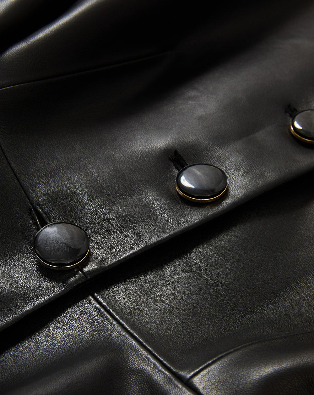 Round button faces, buttonholes, shaped front seam and waist seam