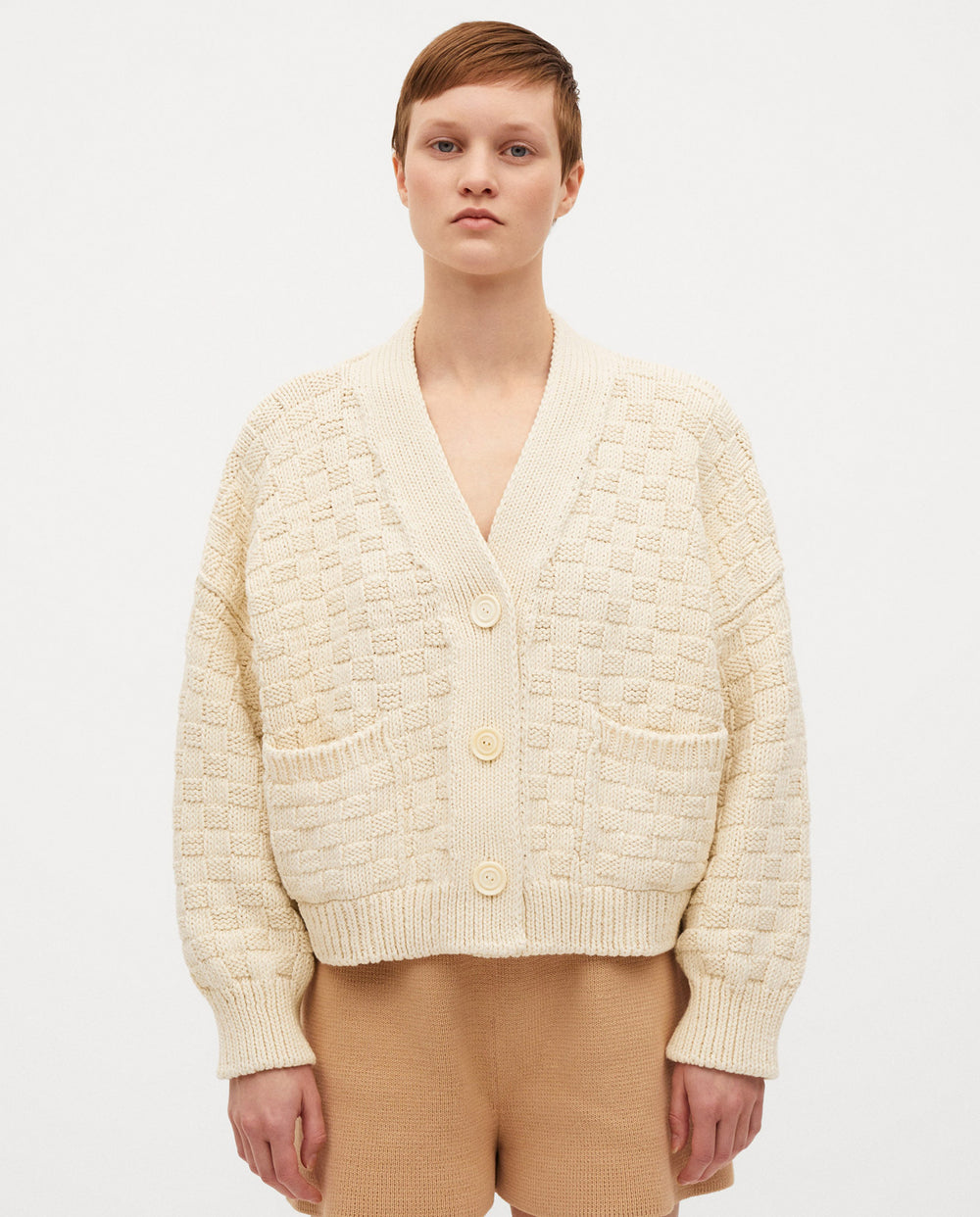 Natural-color babaà no3 cardigan with textured stitches, V-neck and front pockets