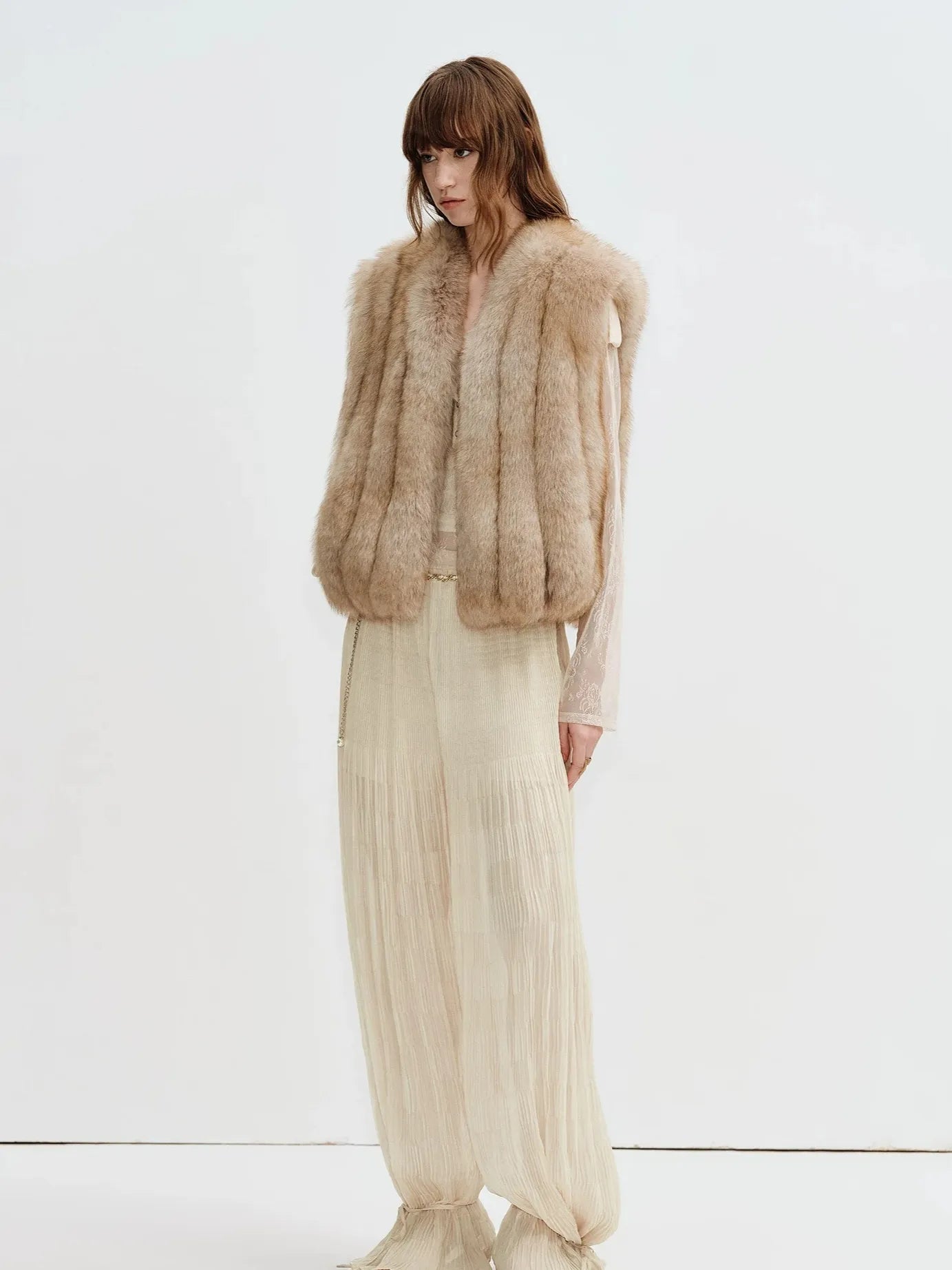 Gilet pour femme en fourrure de renard finlandais Firelady Fur – Teintes vintage personnalisées avec finitions en cuir d'agneau et silhouette à col en V