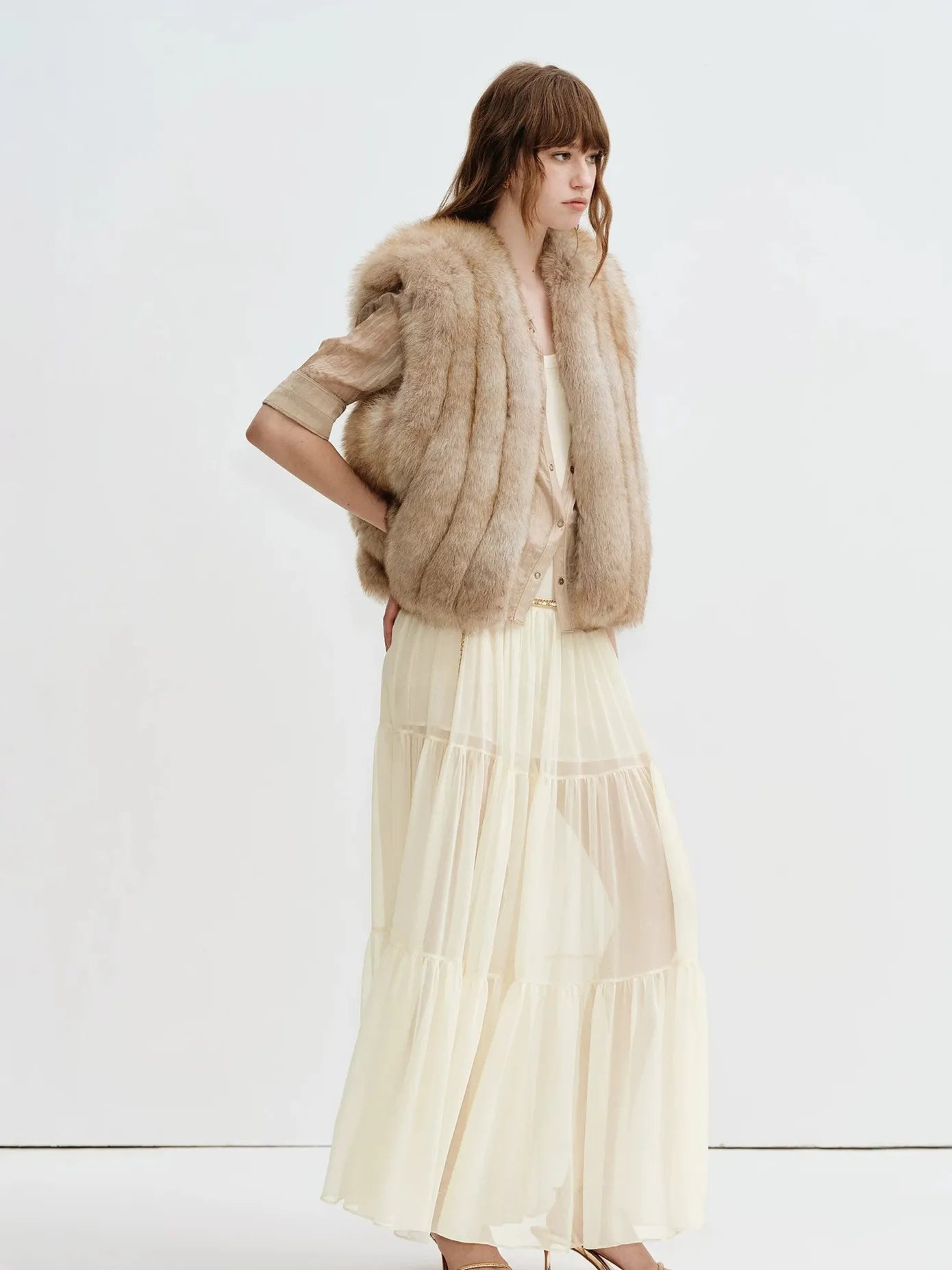 Gilet pour femme en fourrure de renard finlandais Firelady Fur – Teintes vintage personnalisées avec finitions en cuir d'agneau et silhouette à col en V