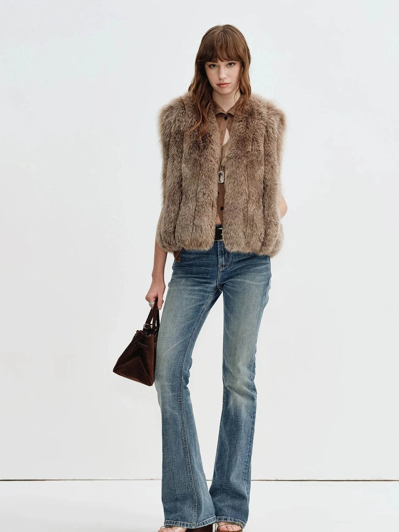 Gilet pour femme en fourrure de renard finlandais Firelady Fur – Teintes vintage personnalisées avec finitions en cuir d'agneau et silhouette à col en V