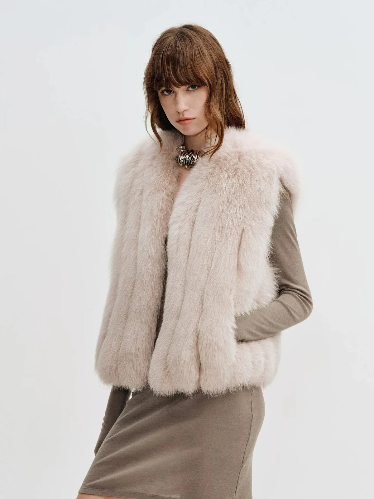 Gilet pour femme en fourrure de renard finlandais Firelady Fur – Teintes vintage personnalisées avec finitions en cuir d'agneau et silhouette à col en V
