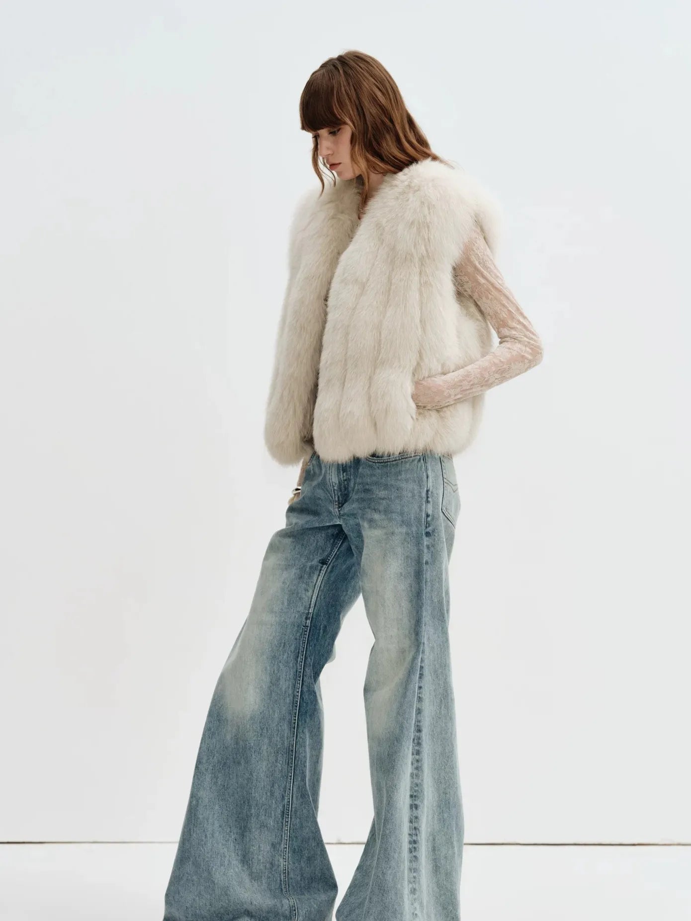 Gilet pour femme en fourrure de renard finlandais Firelady Fur – Teintes vintage personnalisées avec finitions en cuir d'agneau et silhouette à col en V