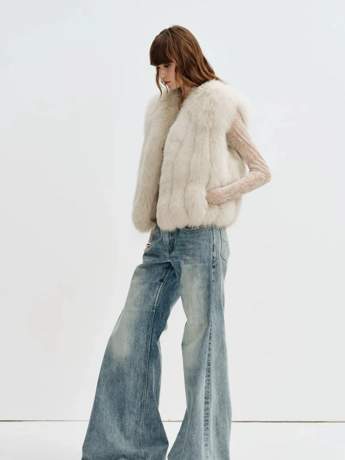 Gilet pour femme en fourrure de renard finlandais Firelady Fur – Teintes vintage personnalisées avec finitions en cuir d'agneau et silhouette à col en V
