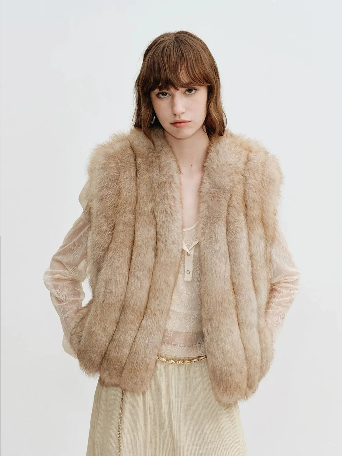 Gilet pour femme en fourrure de renard finlandais Firelady Fur – Teintes vintage personnalisées avec finitions en cuir d'agneau et silhouette à col en V