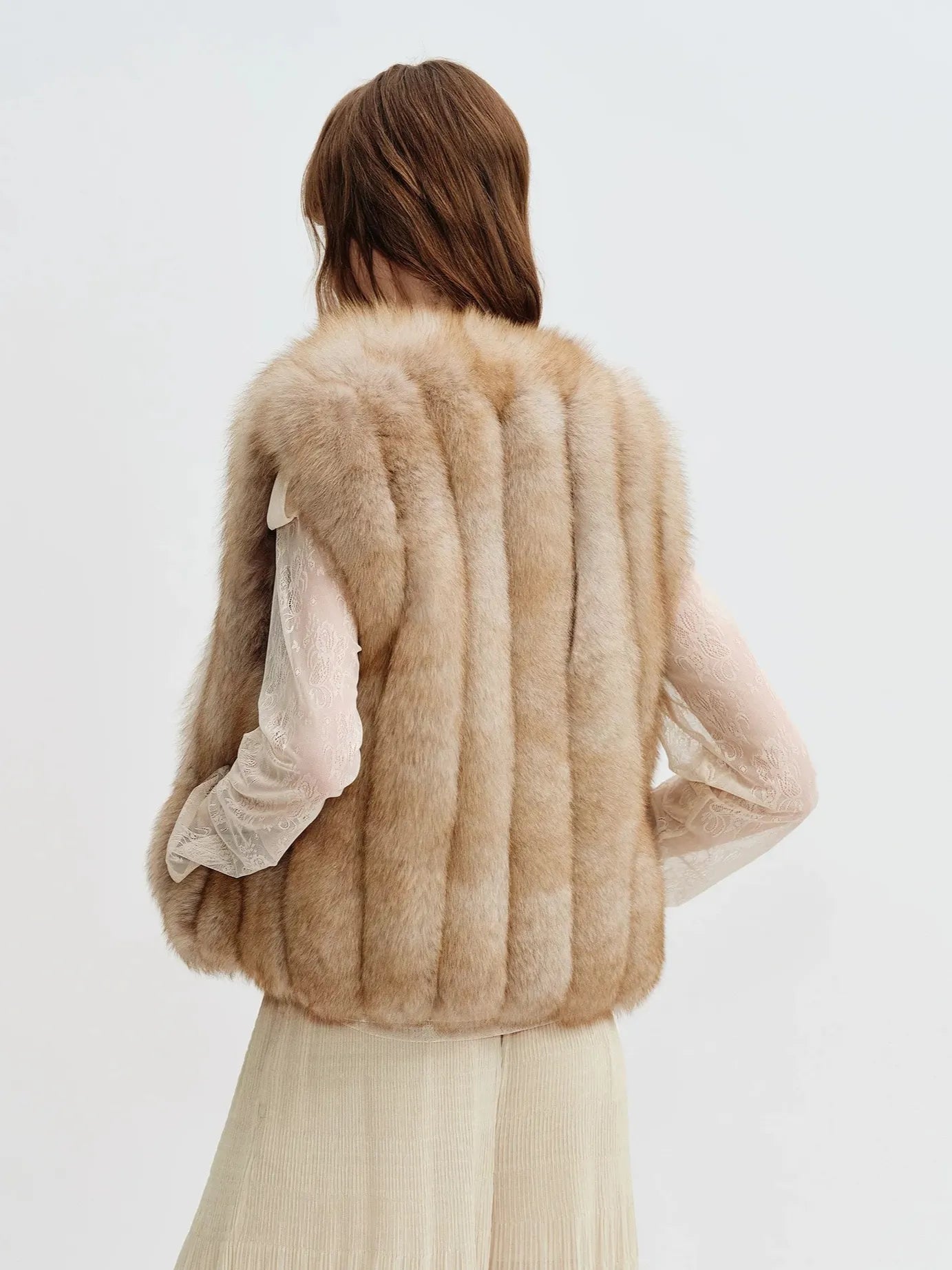 Gilet pour femme en fourrure de renard finlandais Firelady Fur – Teintes vintage personnalisées avec finitions en cuir d'agneau et silhouette à col en V