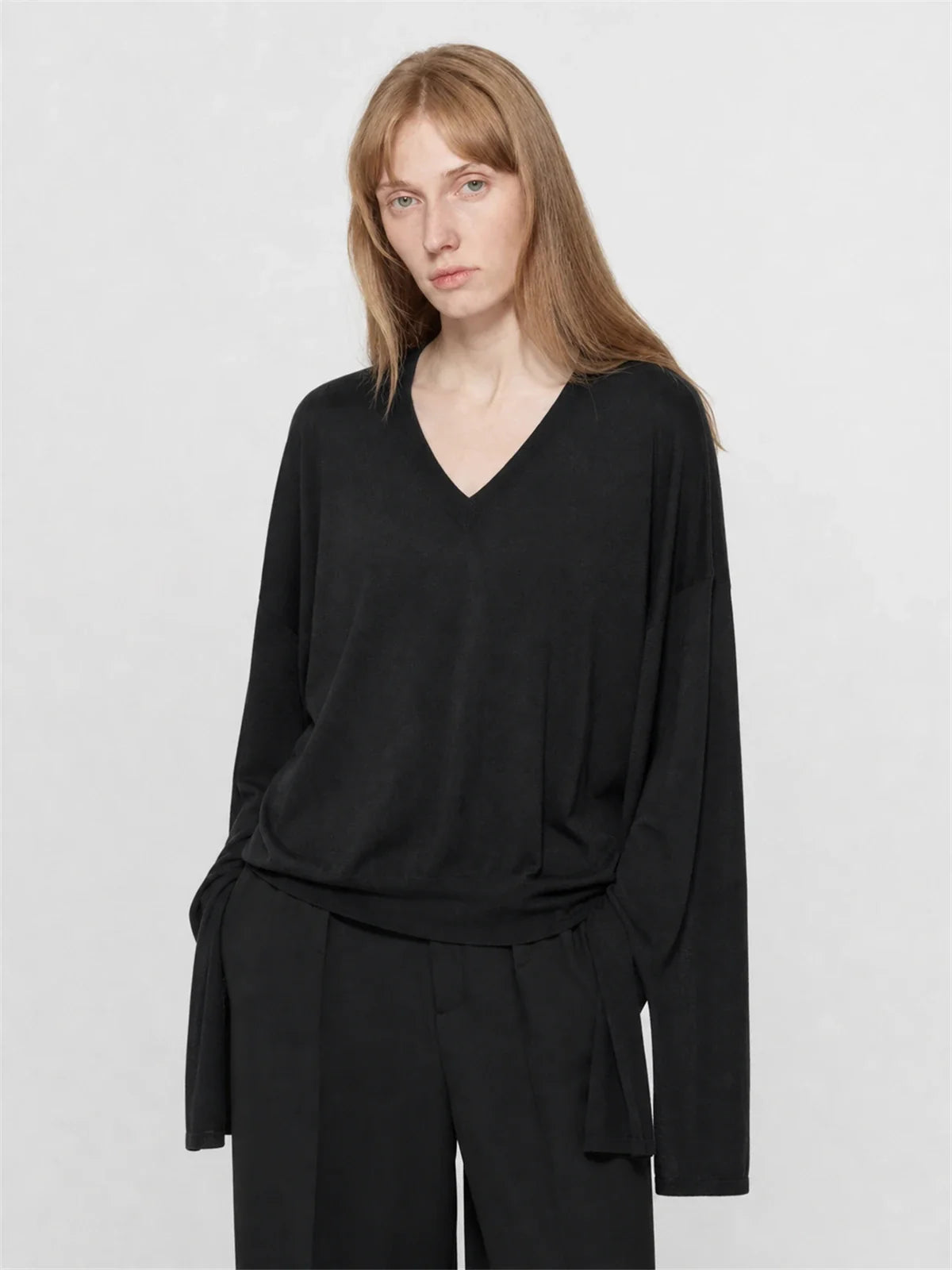 Machine washable Tencel wool V-neck elastic hem top black on Maryna front view