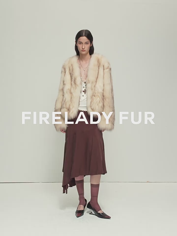 사가 퍼스(Saga Furs)의 파이어레이디 퍼(Firelady Fur) 여성용 여우털 코트, 핸드 스프레이 옴브레 마감, V넥 디자인, "바람과 함께 사라지다"에서 영감을 받았습니다.