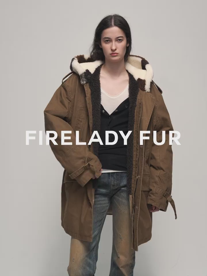 Parka pour femme en peau lainée mérinos Firelady avec capuche en fourrure – Manteau en vraie fourrure imprimé vache "Wild Heartbeat"