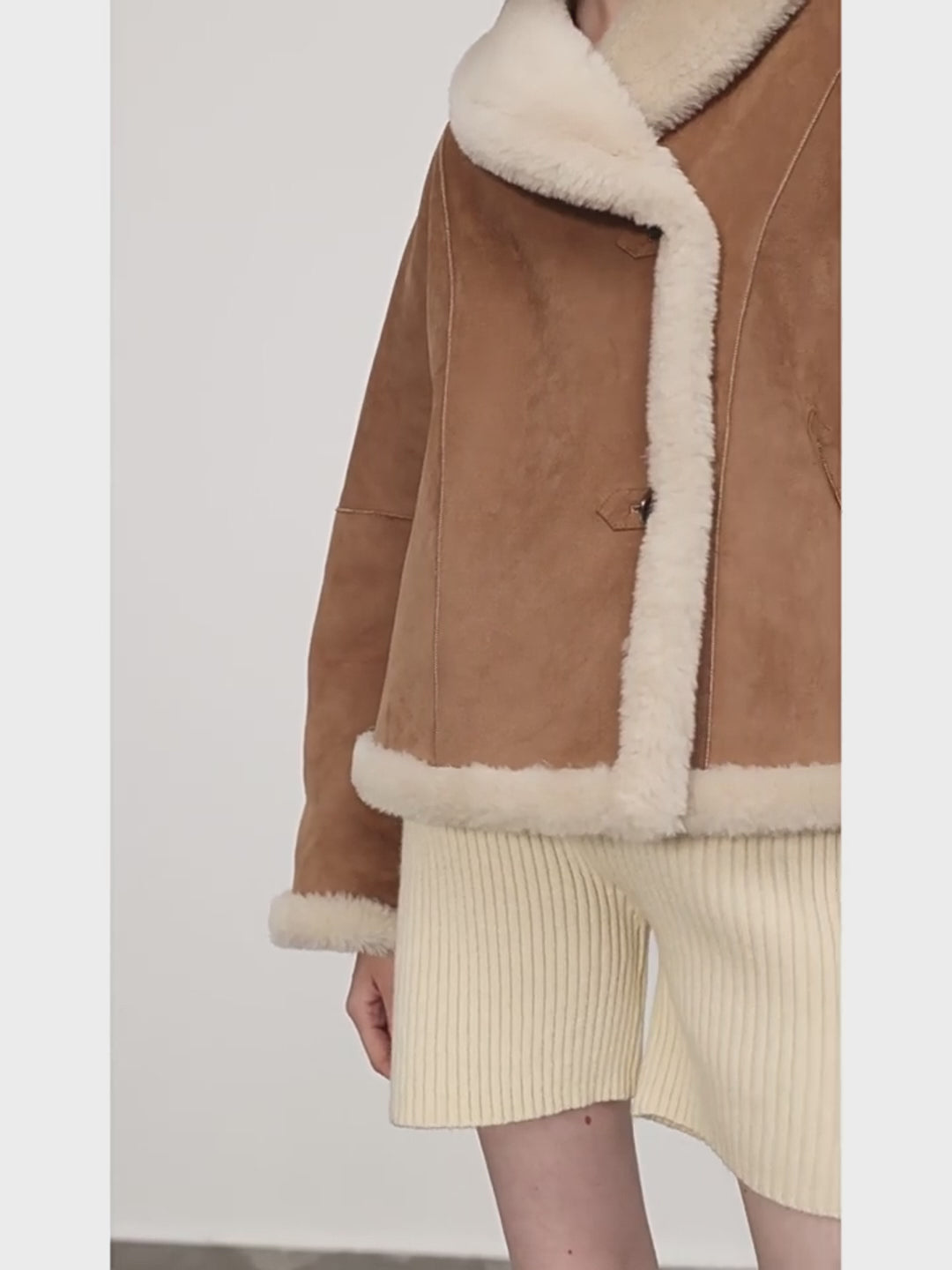 Veste courte réversible pour femme en mouton retourné vegan "Bella Poetry" de Fireladyfur