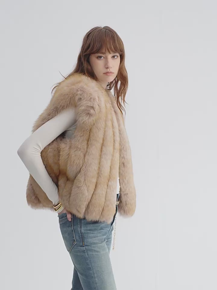 Gilet pour femme en fourrure de renard finlandais Firelady Fur – Teintes vintage personnalisées avec finitions en cuir d'agneau et silhouette à col en V